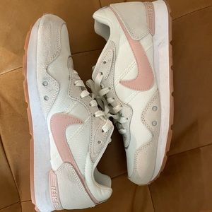 Nike Venture Runner - Size 8